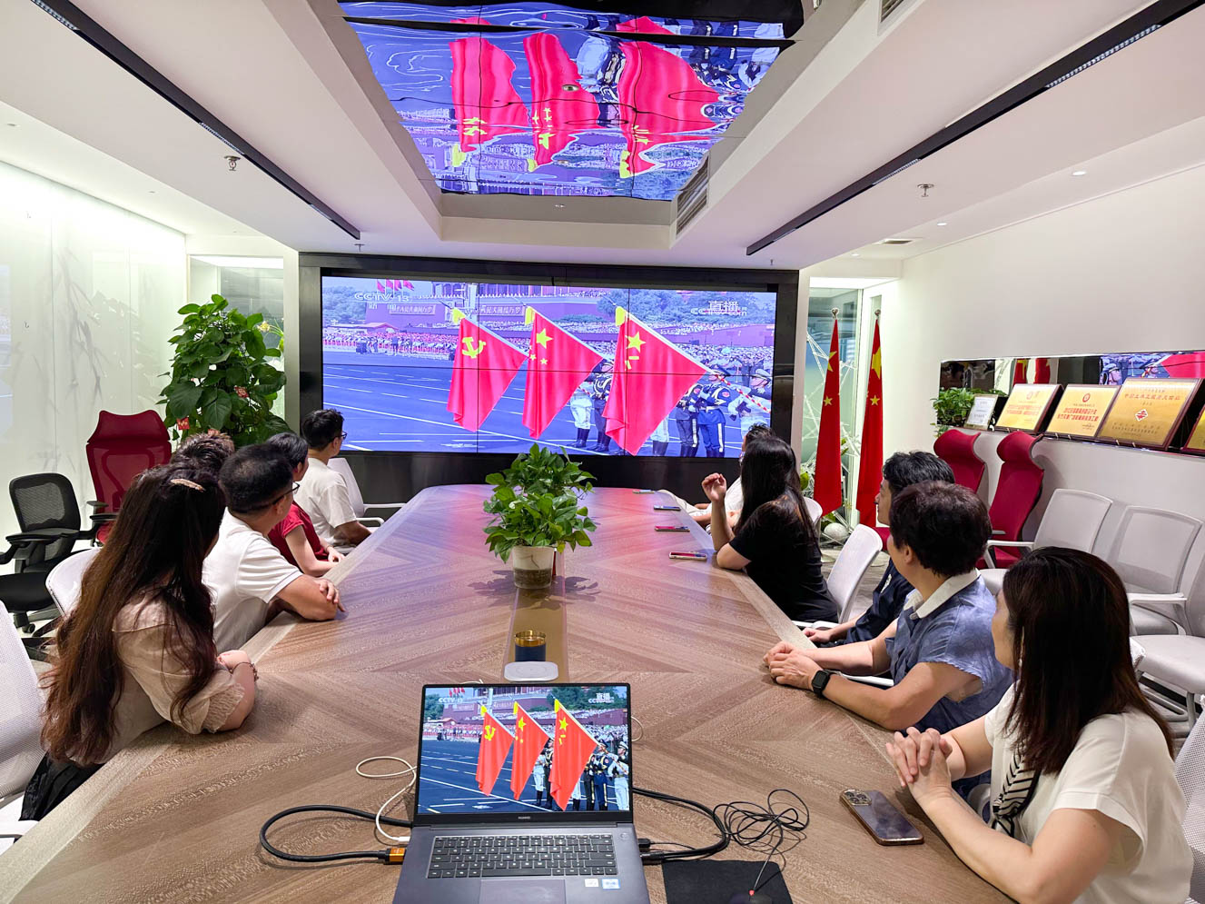 荣耀体育·（中国）手机网页版装饰党支部组织党员观看九三阅兵仪式