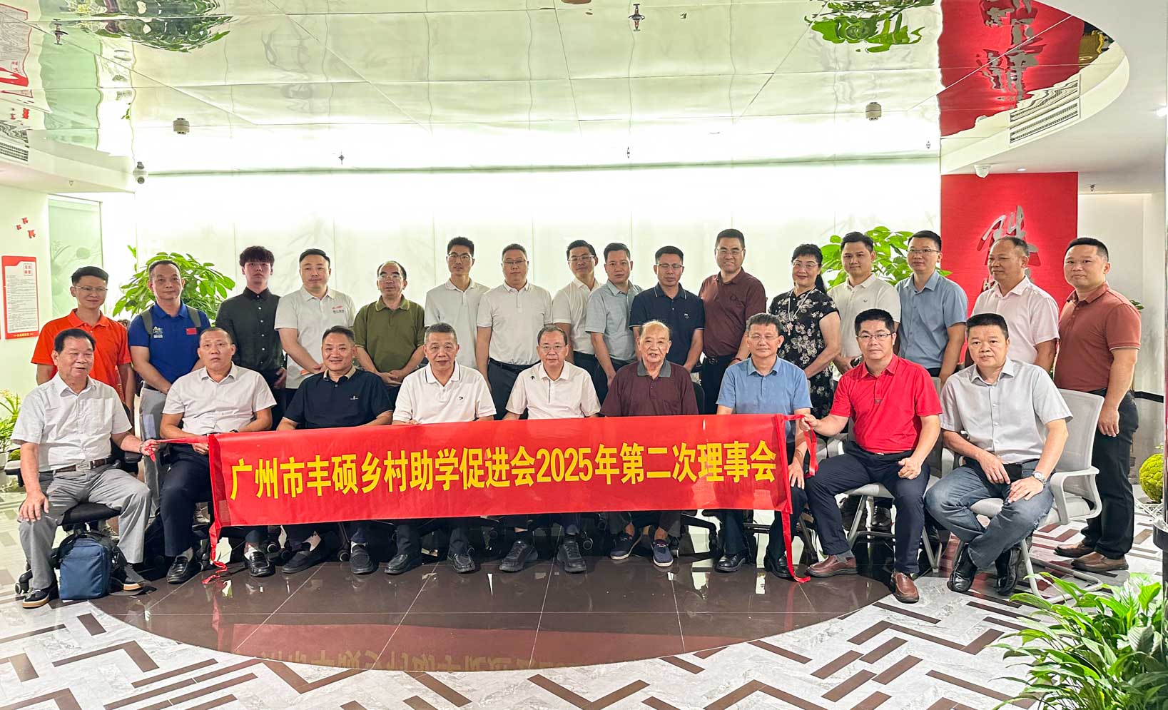 丰硕、鹏湖两促进会湖莅临荣耀体育·（中国）手机网页版装饰，共筑丰良鹏湖酒店项目新蓝图!